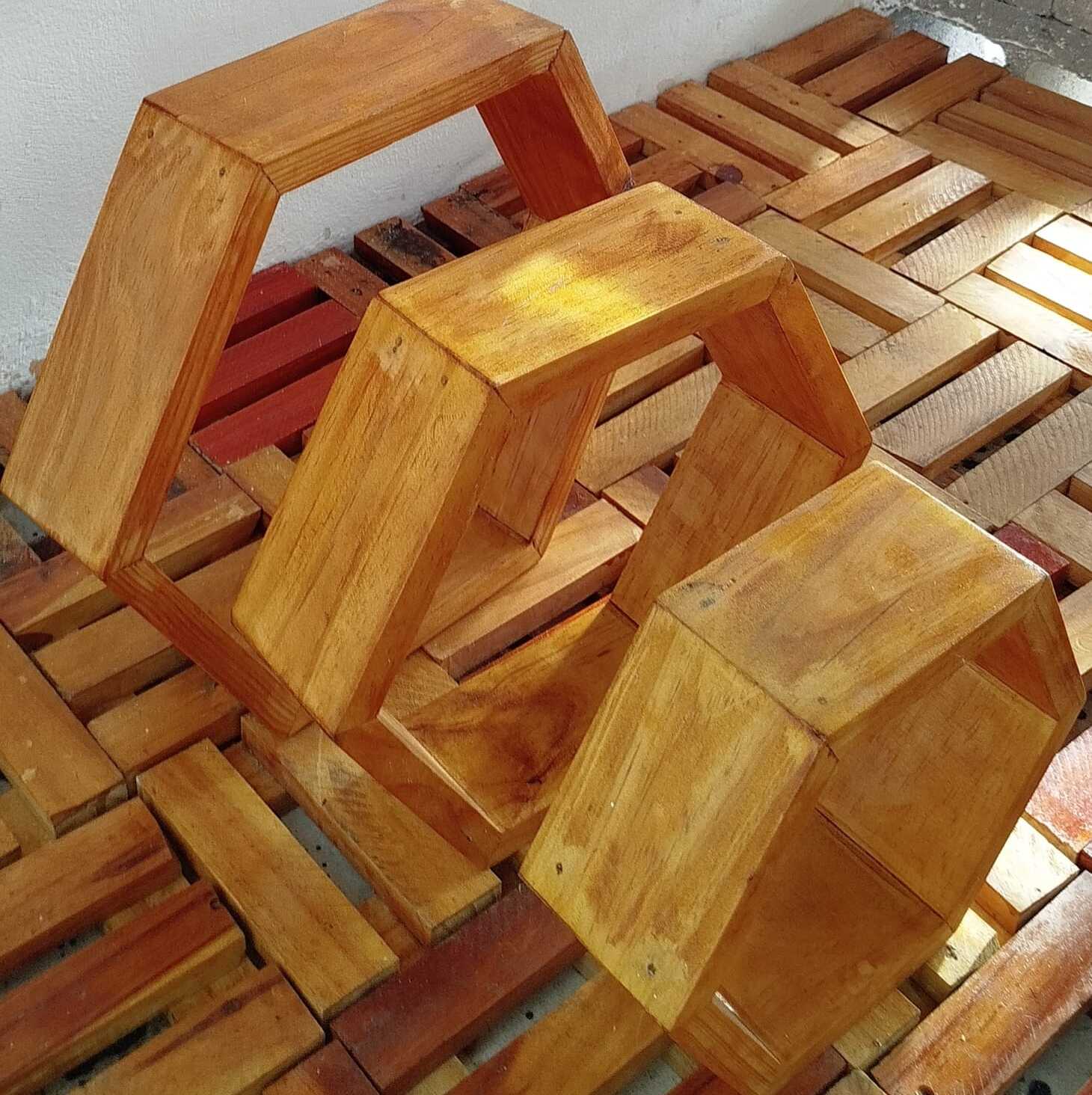 Repisas modulares GEOestantes con formas geométricas, hechas a medida en madera artesanal. Imagen 1 de 5.